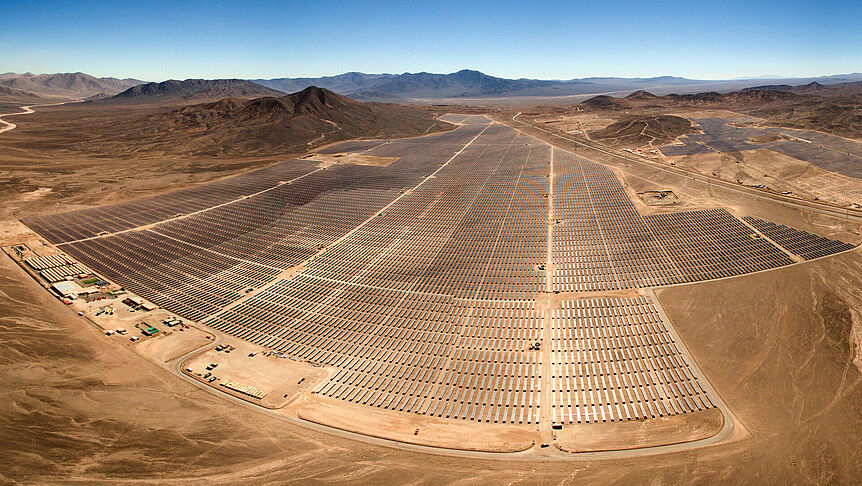Foto von riesiger Photovoltaik-Anlage mitten in der chilenischen Atacama-Wüste