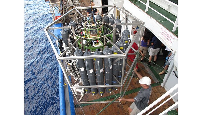 Forschungsschiff Pelagia. Am Deck die CTD Rosette (Conductivity, temperature and density) zur Probennahme aus den Tiefen des Ozeans. 