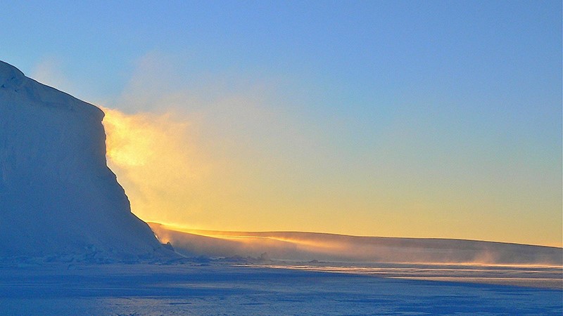 Foto von einem Eisberg im Sonnenaufgang. Der Wind weht