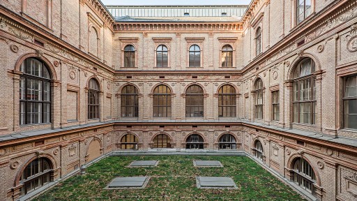 Begrüntes Dach des Audimax Hörsaals im Hauptgebäude der Universität Wien